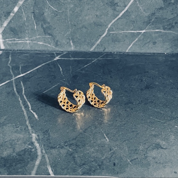 18K GOLD PLATED | NEW Huggie Earrings - Picture 4 of 10